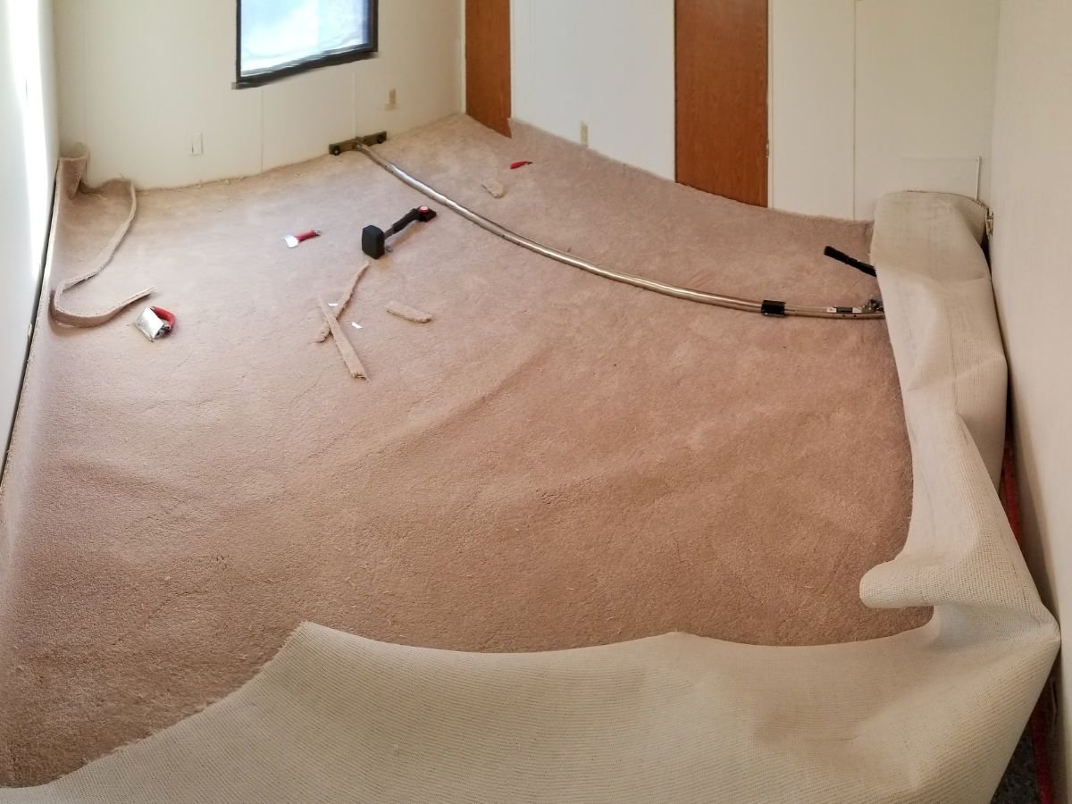 carpet stretching in bedroom